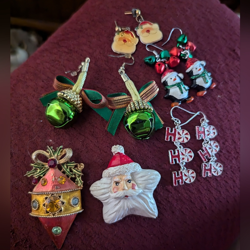 Christmas Jewelry-2 Vintage Broach-4 Pairs of Earrings-Preloved